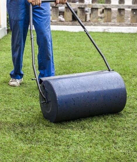 Jak odpowiednio dbać o trawnik z rolki?